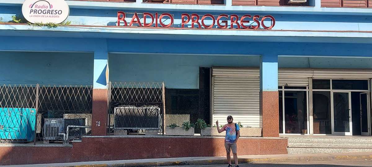 Este lunes 13 de febrero es el día de la radio y en <a href="/_RadioLibre/">@_radiolibre</a> habrá una transmisión muy elegante todo el día. red.radiolibre.cc sintonice pues