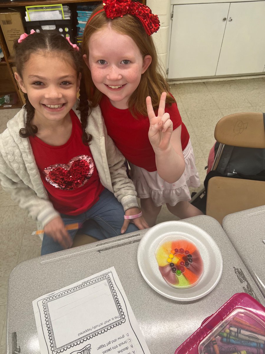 TieraJonesG2's tweet photo. We had so much fun doing our Sweetheart Experiment ! #STEMday #Scurlock https://t.co/MY2KHoZ7I2