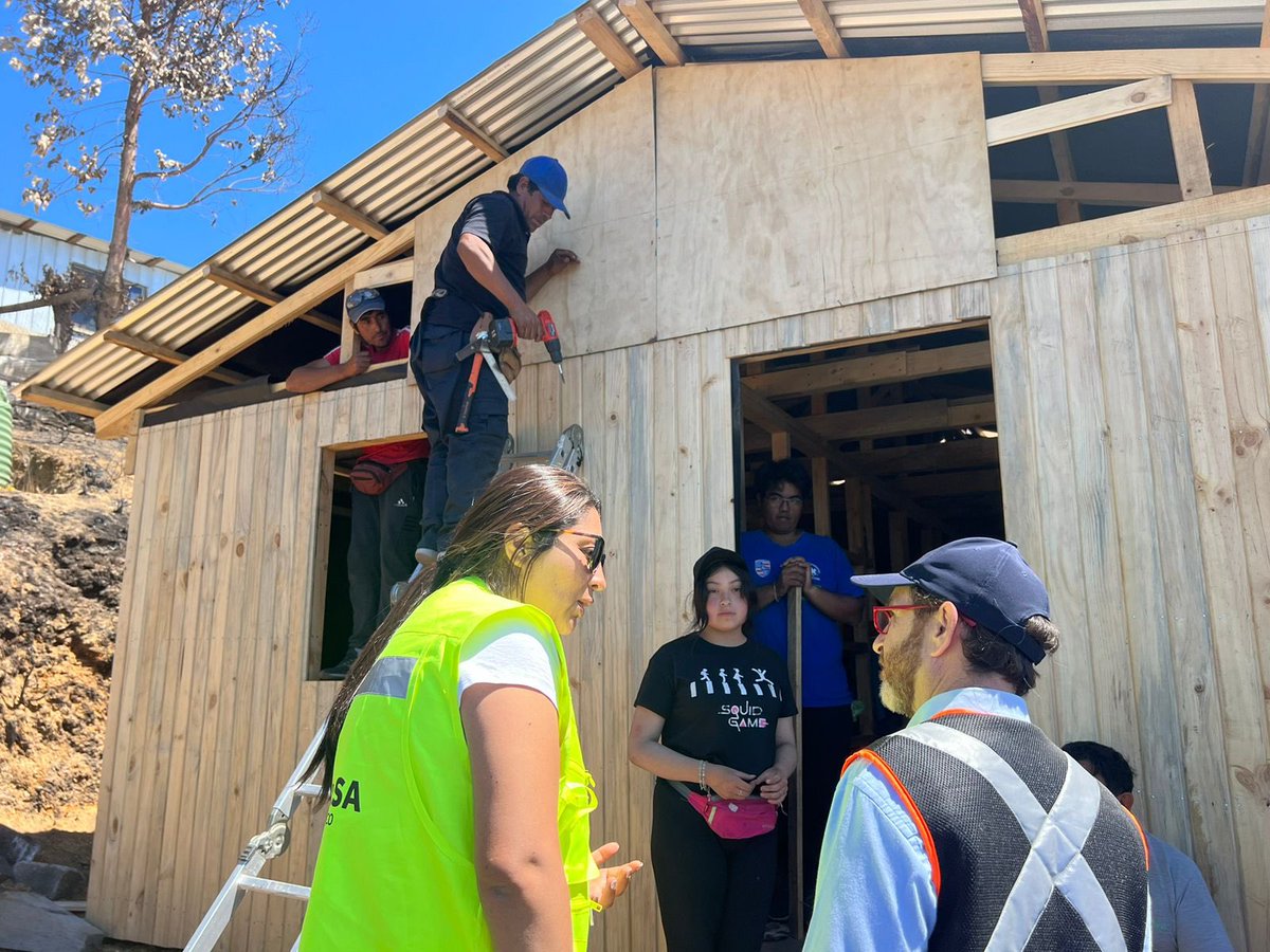 seremisalud8's tweet photo. ✅ Se realizó la entrega de las primeras viviendas de emergencia para las familias de Punta Lavapié, en Arauco. 

La instalación fue encabezada por el Ministro de Obras Públicas @jcgarciapdea Subsecretaria (s) de Redes Asistenciales, Fabiola Jaramillo Seremi Salud @EduardoBarraJ https://t.co/FdgZ91D1m4
