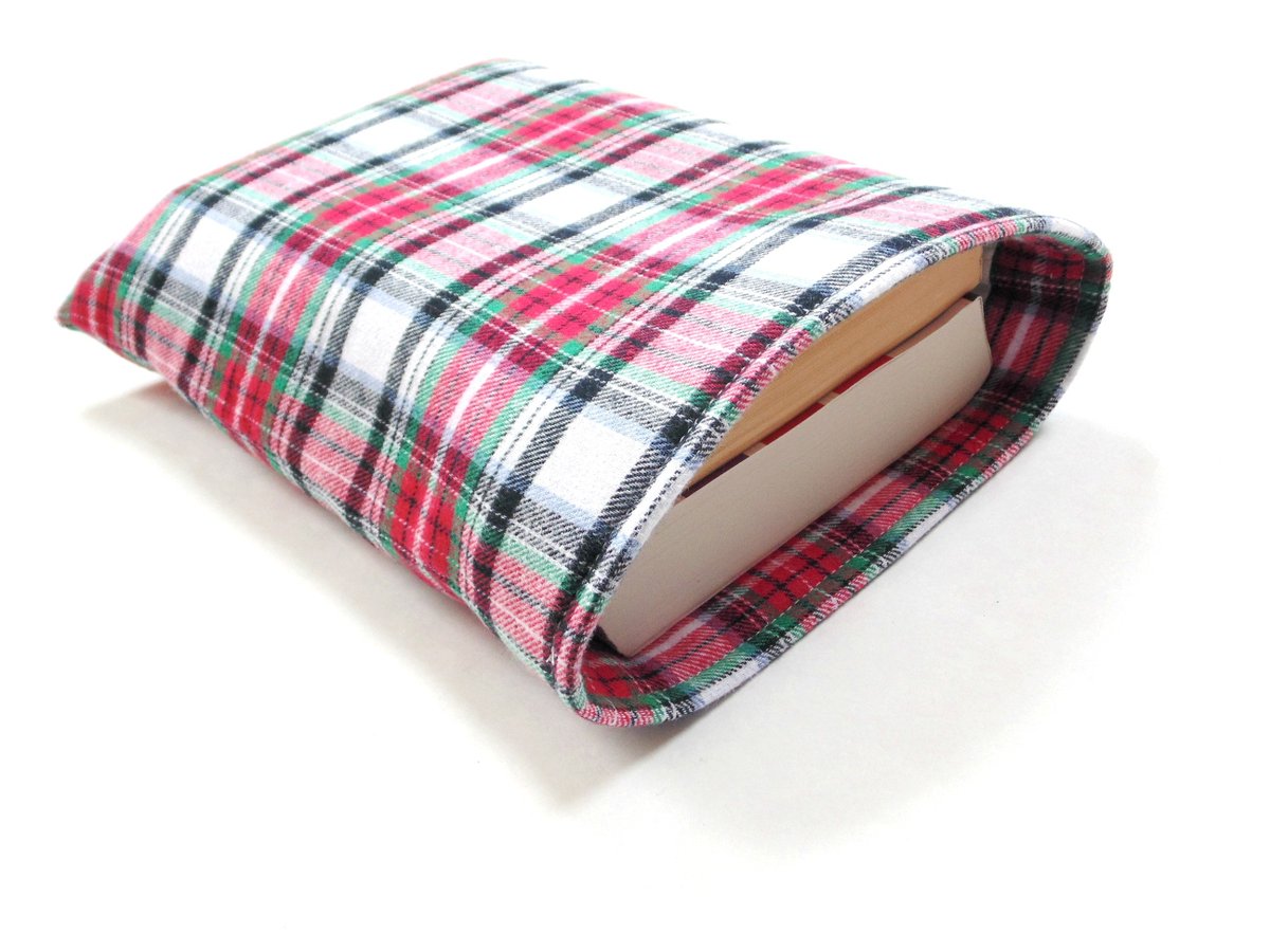 NancyEllenSt's tweet image. Book sleeve paperback protector pouch, Tartan flannel plaid tuppu.net/5fb617fa #Etsy #NancyEllenStudios #ReaderGift