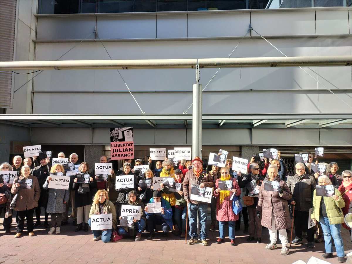 RE_SantMartiBCN's tweet photo. Avui és dia on tots clamem per la #LlibertatAssangeJA 
#FreePressNOW
#FreeAssangeNOW 
@FreeAssangeWave 
@ConsellRep 
El CLdR a #Barcelona reclamem la #LlibertatDePremsa https://t.co/QBnPnDS9IE