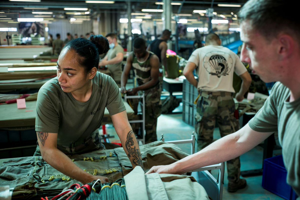 3eRMAT's tweet photo. Les #MATPARA du 3RMAT assurent le pliage, le conditionnement et la maintenance des parachutes de la 11e BP 🪂
Ils sont essentiels pour le maintien en condition opérationnelle des unités soutenues 💪
#missionmaintenance
#JeCombatsJEntretiens https://t.co/1N2vpsUljL