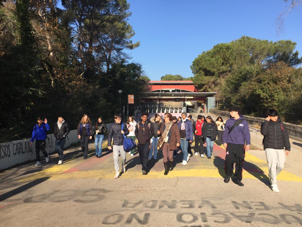 InstitutSants's tweet photo. L’alumnat de Biomedicina ha visitat la Unitat de Biologia Cel·lular i Genètica Mèdica de la UAB i ha assistit a la conferència sobre “Fagoteràpia per al control de patògens bacterians”. Moltes gràcies per obrir-nos les portes i compartir la vostra feina. @UABBarcelona #batxipau https://t.co/WE8dxAe8kI