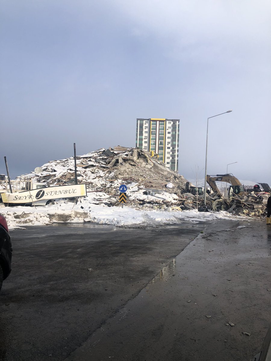 Bu adam Muharrem Poyraz. MÜSİAD Malatya Eski Başkanı. Malatya'da yıkılan Seyr-i İstanbul Sitesinin sahibi. Poyraz İnşaat'ın kurucusu.