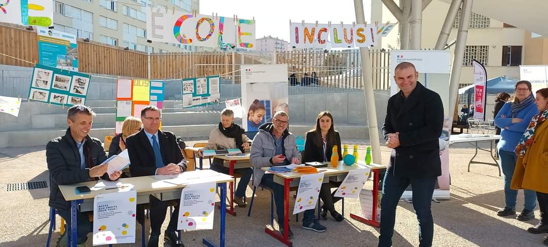 Quand le directeur de Cabinet de @accorse @PhiAgresti remet ses habits de prof 😀 merci @accorse @Prefet2A @ARSCORSE1 @MDPHdelaCDCorse #associations  d avoir joué le jeu. Une séquence décontractée pour un sujet très sérieux #inclusion #transitioninclusive #Handicap