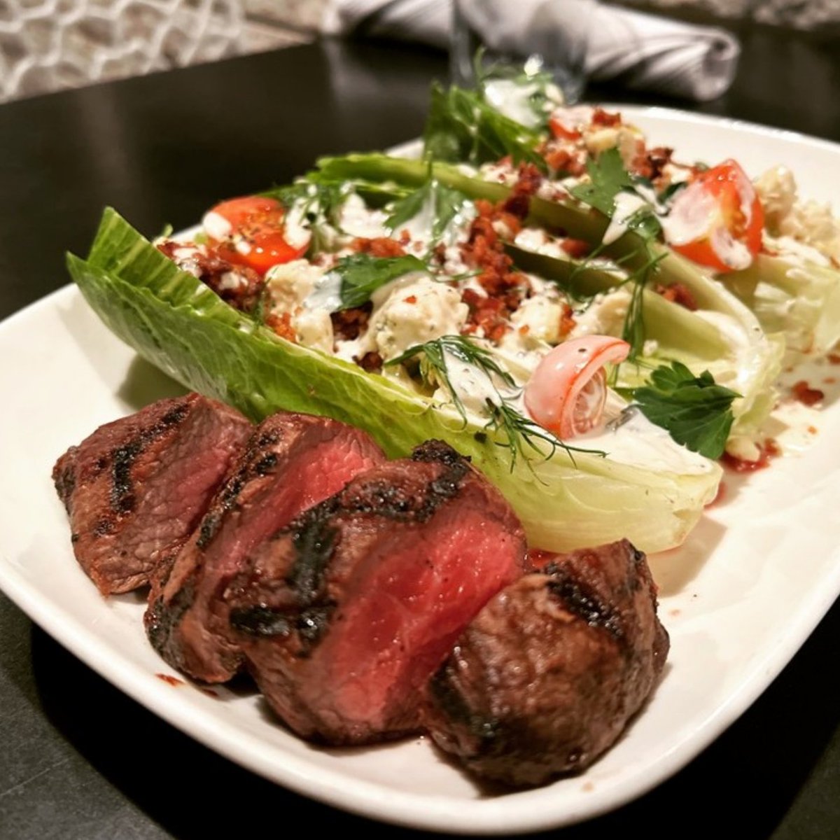 Showroom21701's tweet photo. Our owner's favorite lunch...
Our Wedge with Steak: butler's tenderloin steak, romaine, tomato, blue cheese, bacon, buttermilk ranch dressing.
#FrederickEats #FrederickFoodie #FrederickRestaurants #FrederickDining #FamilyMeal
#DowntownFrederick #VisitFrederick https://t.co/weX6uKr3nU