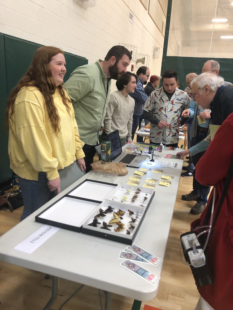 ArceoGomezG's tweet photo. We had a great day talking about #pollinator #diversity and their importance at the JC seed swap event! Big shoutout to all lab members and @etsu students that made this possible!! #pollination #outreach #community https://t.co/lbo9cQDwuE