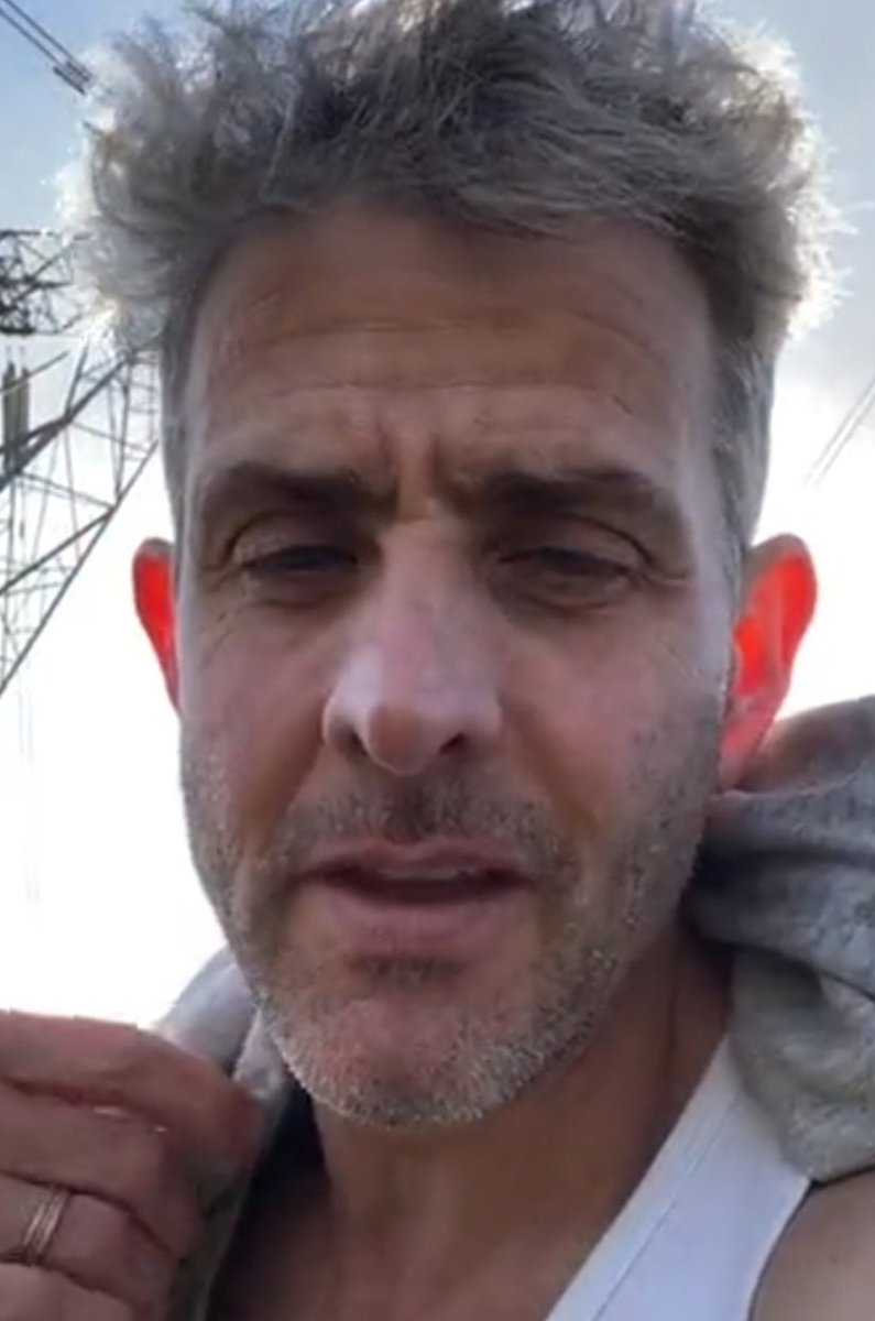 Ritzbitz73's tweet photo. #Handsome #FiveOclockShadow
This 📸 is from an @joeymcintyre Instagram post, slightly edited by me.
#BHFamily, does anyone else absolutely 💯 LOVE Mr. McIntyre with a five o'clock shadow?
Not sure how Barrett feels about it but DON'T SHAVE IT JOEY! 🥰 https://t.co/YYPFbvxOPO