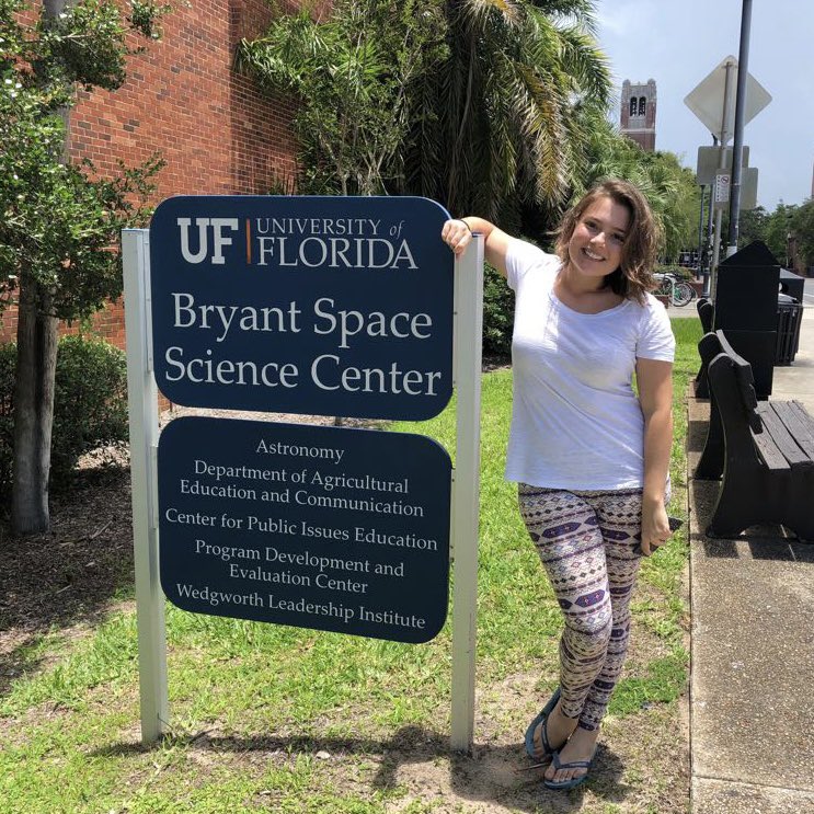 karolinatgarcia's tweet photo. Prazer, Karol :) Sou astrônoma e doutoranda em Cosmologia e Astrofísica Extragalática na Univ. da Flórida. Eu desenvolvo modelos da luz emitida por regiões onde estrelas nascem pra simular como o nosso Universo vem evoluindo como um todo.
#MulheresEMeninasNaCiência
@BlogsUnicamp https://t.co/MMfw6uuOb8
