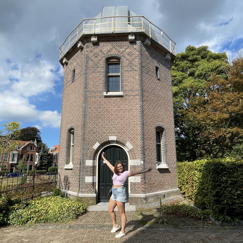 karolinatgarcia's tweet photo. Prazer, Karol :) Sou astrônoma e doutoranda em Cosmologia e Astrofísica Extragalática na Univ. da Flórida. Eu desenvolvo modelos da luz emitida por regiões onde estrelas nascem pra simular como o nosso Universo vem evoluindo como um todo.
#MulheresEMeninasNaCiência
@BlogsUnicamp https://t.co/MMfw6uuOb8