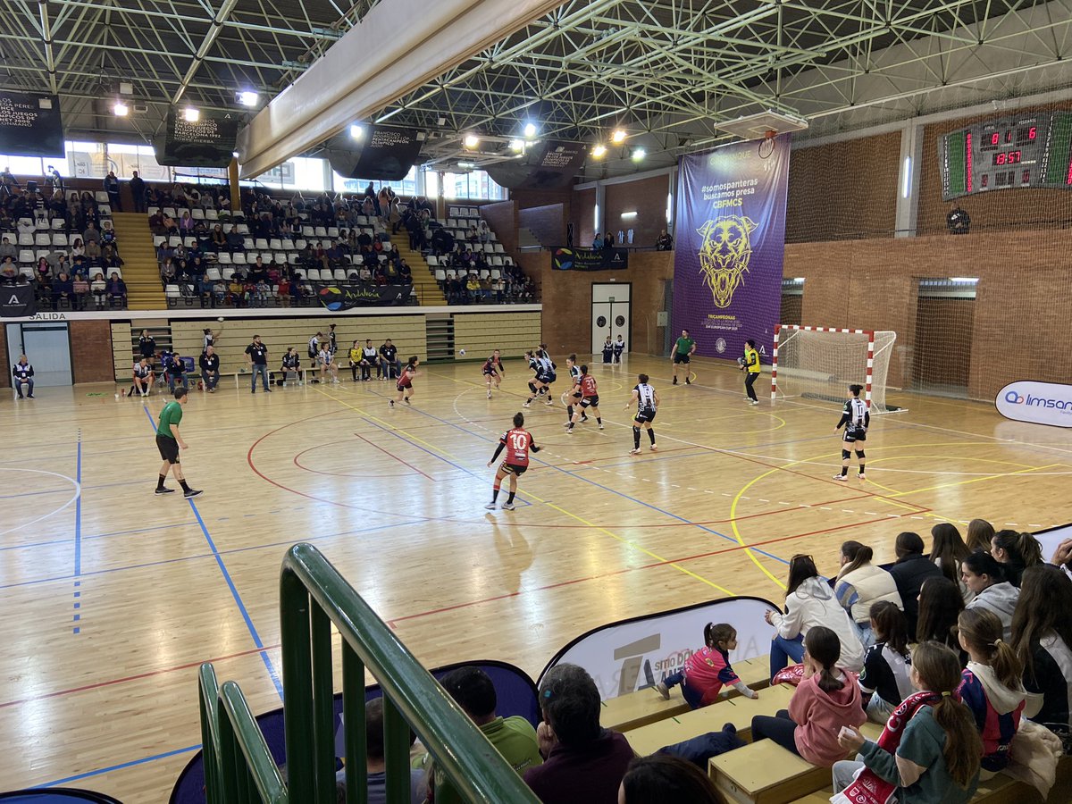 josemolinabaena's tweet photo. Disfrutando del partido entre el @BMMalagaCosta y @CbmZuazo en Málaga, gran partido disputado por estos dos grandes clubes, dirigido por los árbitros @MurilloAlberto8  y @Oscarguti89, @FAndaluzaBM @FABM_Malaga . Gracias a @DeportesDipMlg y @malaga por el trato recibido https://t.co/MKO7w78SyV
