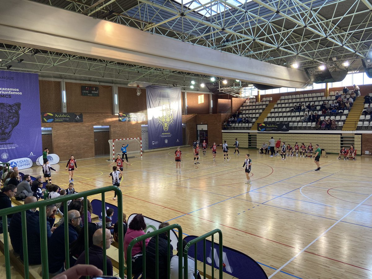 josemolinabaena's tweet photo. Disfrutando del partido entre el @BMMalagaCosta y @CbmZuazo en Málaga, gran partido disputado por estos dos grandes clubes, dirigido por los árbitros @MurilloAlberto8  y @Oscarguti89, @FAndaluzaBM @FABM_Malaga . Gracias a @DeportesDipMlg y @malaga por el trato recibido https://t.co/MKO7w78SyV