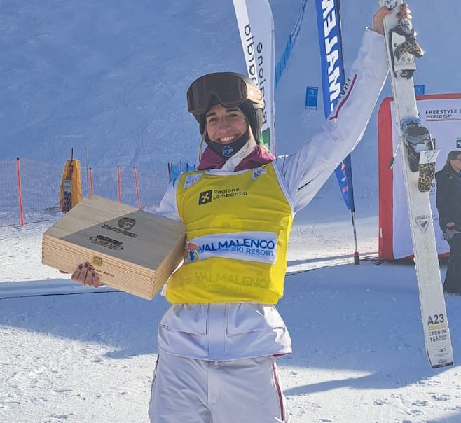 sportricolore's tweet photo. 🇫🇷 Deuxième victoire d'affilée pour Perrine Laffont 🥇

Notre championne olympique s'impose en parallèle à Valmalenco et s'empare du maillot jaune de leader de la Coupe du monde 🤩 https://t.co/1dbBb6RffC