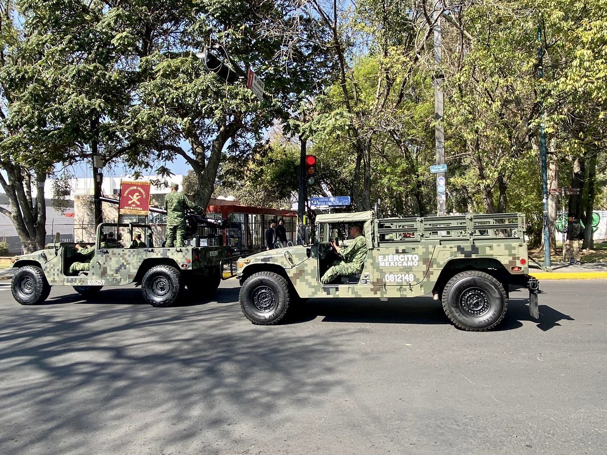 #Morelia | 🚨 ¡Sorprendente desfile de #LaGranFuerzadeMéxico!

🚔 #Soldados desfilaron con tanques, vehículos tácticos y equinos en #Morelia.

➡️ La exposición la Gran Fuerza de México estará hasta el 26 de febrero en el #Ceconexpo.