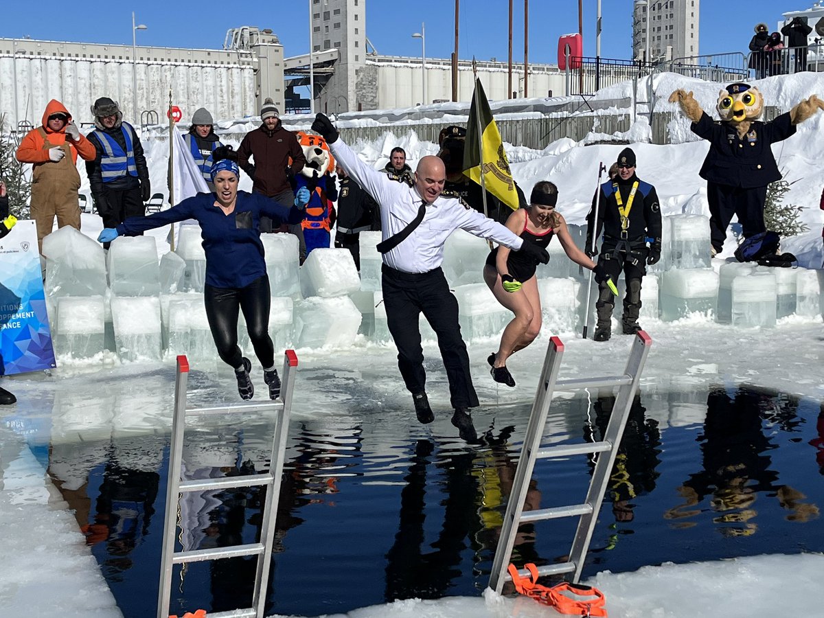 SimonCarmi's tweet photo. Pendant qu’on applaudit au Centre Vidéotron, ça saute à l’eau dans le Village Nordik du Port de Québec ! 

Quelque 160 (!!!) ours polaires plongeront aujourd’hui ! https://t.co/KqVbXEYIMp