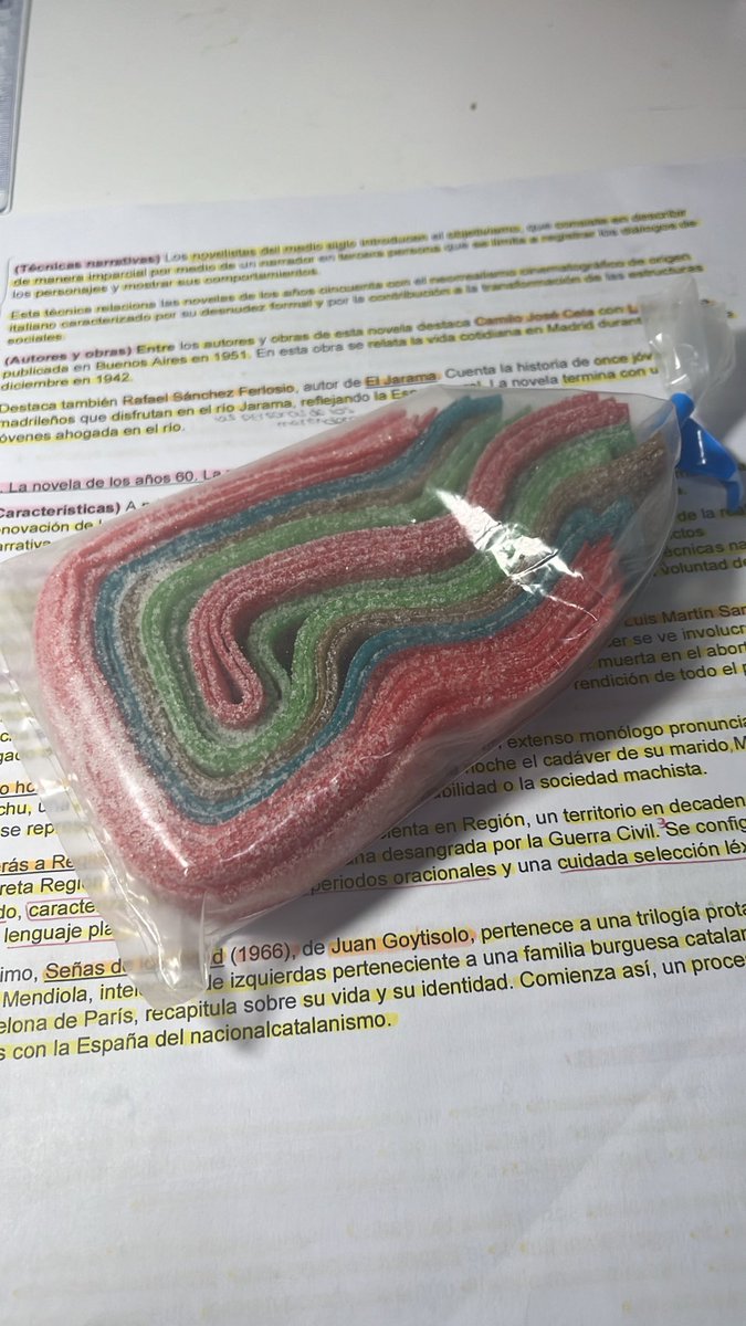 juliiajnk's tweet photo. estoy estudiando y mi novio ha venido a verme y me ha traído lenguas💞💕💓 https://t.co/Ezm1CF3l8d