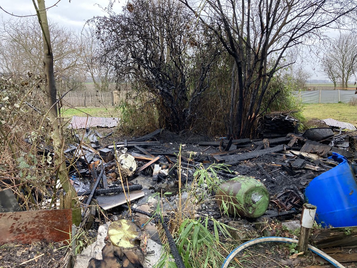 Vanmiddag opgepiept voor een brand bijgebouw. Een schuurtje van het volkstuinencomplex was in brand geraakt.
Samenwerking met <a href="/BrandweerNBL/">Brw Nieuw Beijerland</a> en OVD <a href="/PPierneef/">Peter</a> 
Logistiek ter plaatse geweest voor schone pakken en uitrusting #samenwerking #snellelijn