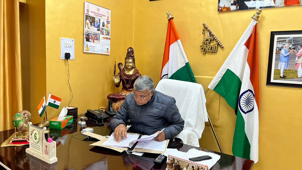 dharmindia51's tweet image. लखनऊ आवास पर ज़रूरी फाइलों का निस्तारण करते हुए।

#karagar 
#UPGovt
#homeguards