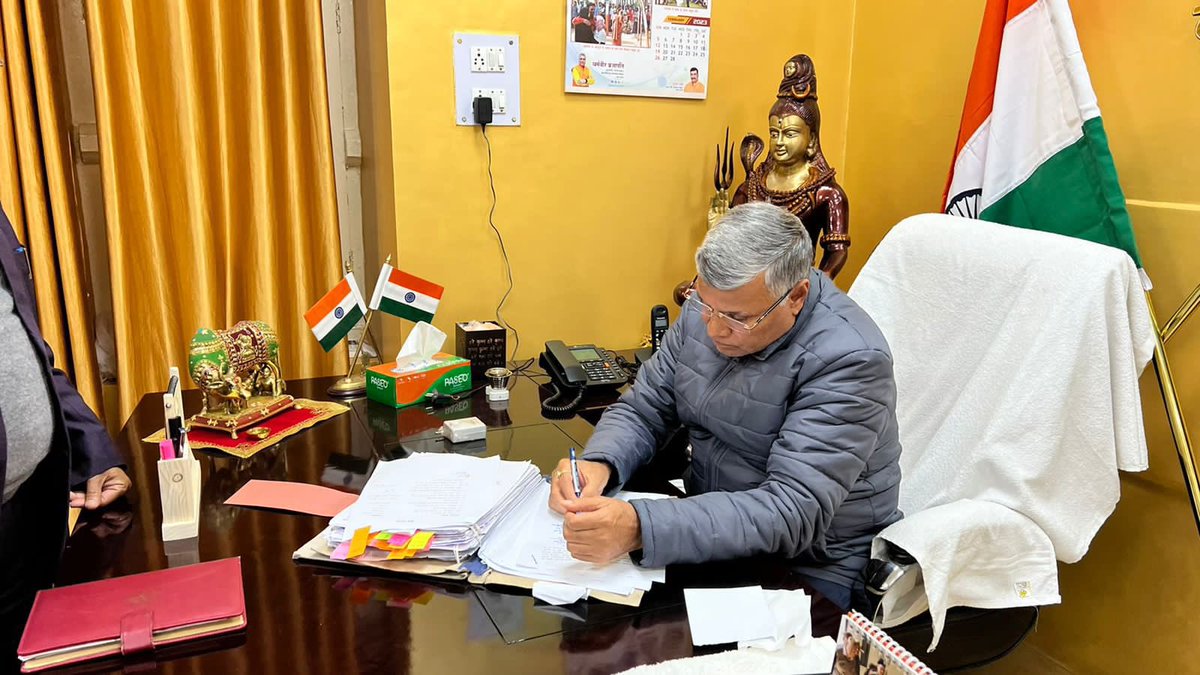 dharmindia51's tweet image. लखनऊ आवास पर ज़रूरी फाइलों का निस्तारण करते हुए।

#karagar 
#UPGovt
#homeguards