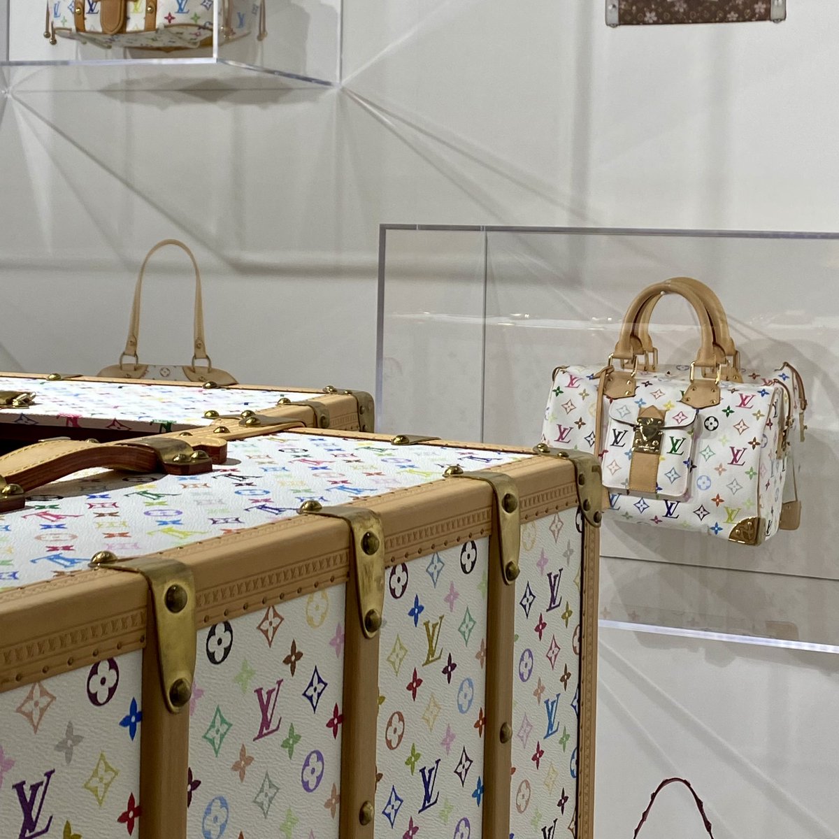 candice_authier's tweet photo. Rétrospective Louis Vuitton en hommage aux 160 ans de la maison et aux collaborations artistiques qui participèrent à sa renommée. https://t.co/OUs9qYFgex