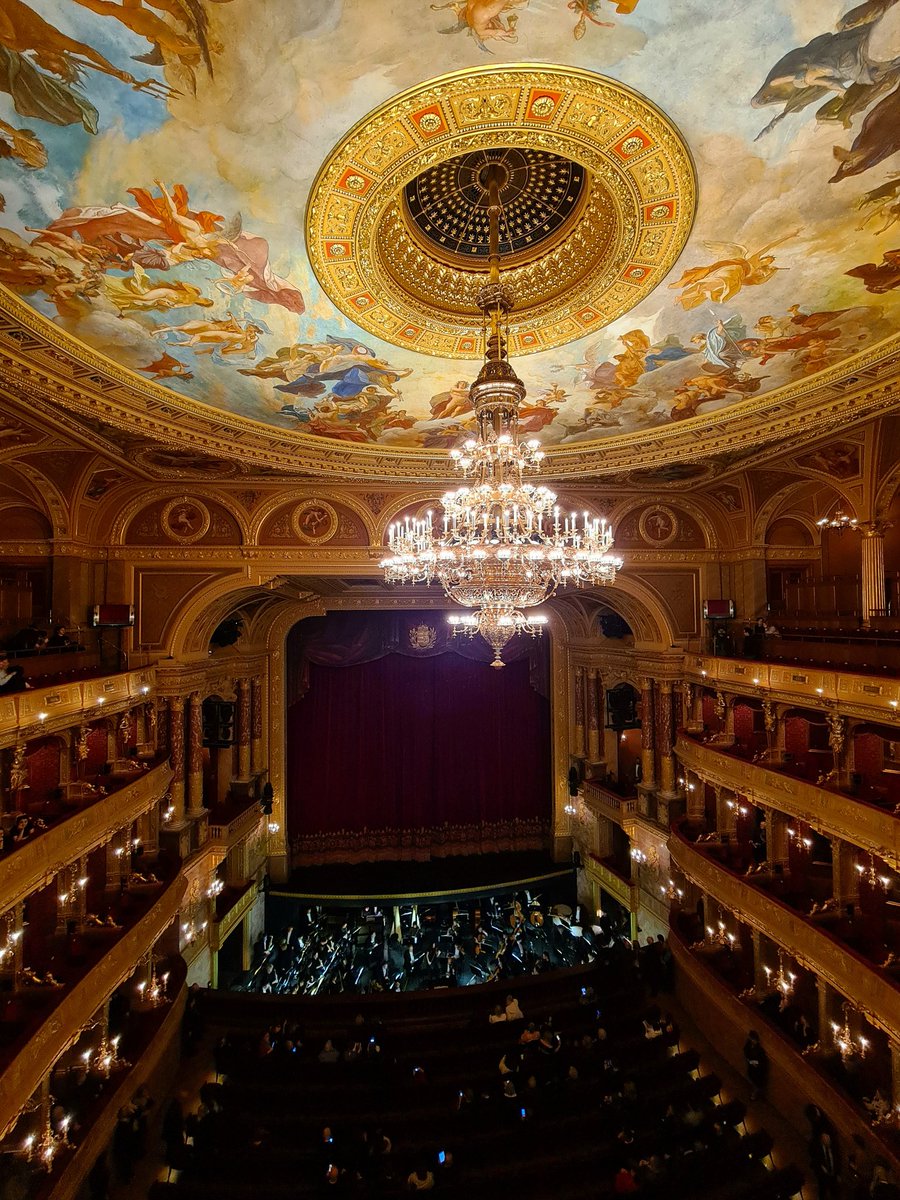 Opernjunkie's tweet photo. "Megérkeztünk. Íme lássad:
Ez a Kékszakállu vára."
Heute mit @operoderkonzert und @opernkritiker ein Ballett und DIE Oper von Béla #Bartók! #HerzogBlaubartsBurg #DerHolzgeschnitztePrinz #HungarianStateOpera https://t.co/i4kA7gwbwU