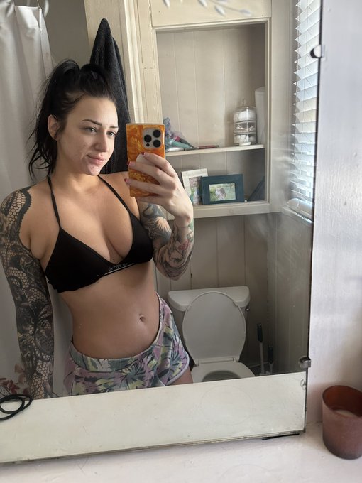 Body dysmorphia is a bitch but I&rsquo;m winning 💪🏻 https://t.co/S2vsgwWr9t