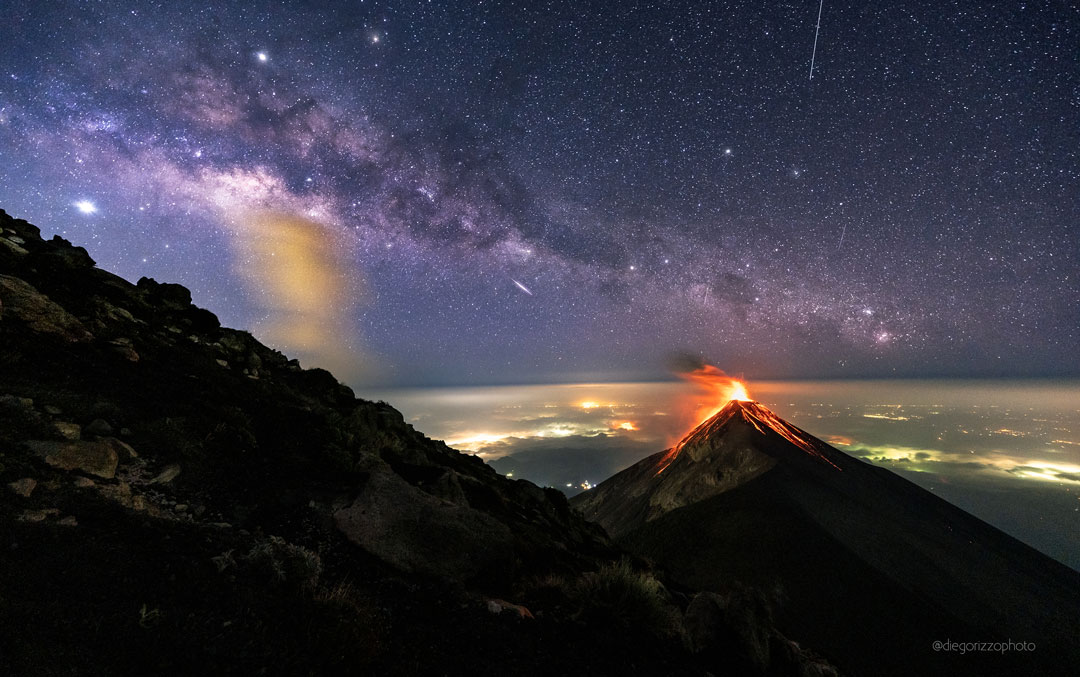 EricLagadec's tweet photo. L'image du jour vous présente la beauté de la nature en-dessous et au-dessus de nos têtes. La Voie Lactée, la maison de notre étoile le Soleil, brille au dessus d'un volcan au Guatemala, qui crache de la lave des entrailles de la Terre.

©D. Rizzo https://t.co/P59c3DPXlW
