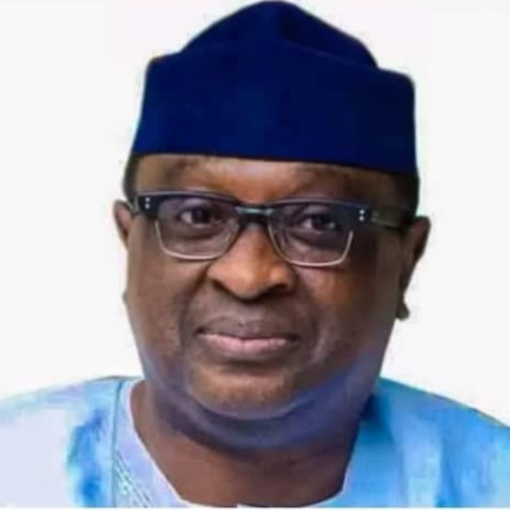 SenatorOdebiyi's tweet photo. We commend Mr. Gbangbala Usman, an indigene of Ogun West
&amp; Tolu Odebiyi Scholarship Foundation beneficiary for his feat as the best graduating student in the department of Elect/Elects Engineering, Federal University, Oye Ekiti with a CGPA of 4.78 out of 5.00. Congratulations! https://t.co/faWiad2UGx