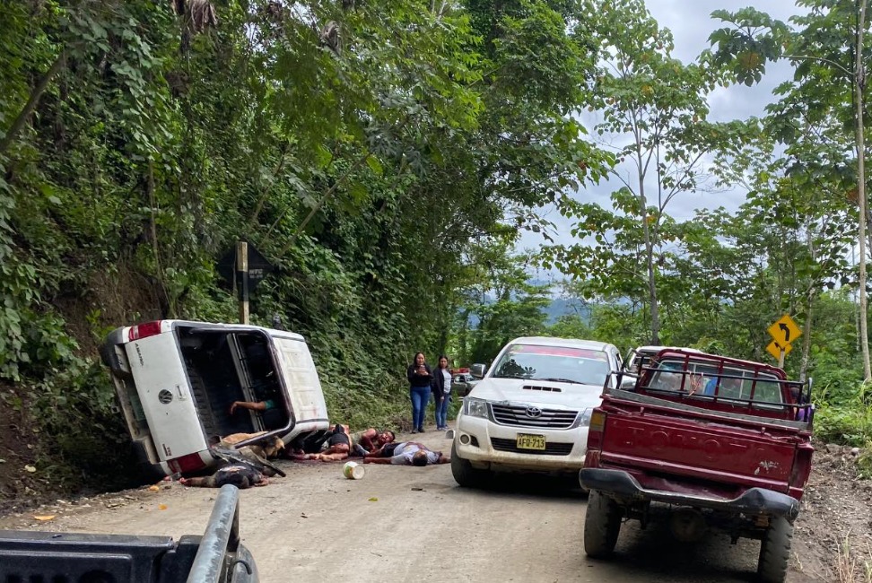 Pedro_vrae's tweet photo. Confirmado. Autores de la emboscada y matanza contra 7 policías en zona de Natividad ( Pichari-Cusco), son remanentes terroristas. También se llevaron 7 fusiles y armas cortas. El mayor problema para combatir contra el terrorismo, es que no hay decisión política https://t.co/2Uoco3kfuO