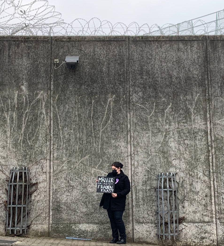 initiative_lfs's tweet photo. Unter #KKSS #Couragecallstocourage #NichtUnsereVerbrechen #NotOurCrimes #NoMenInWomensPrisons protestieren heute Frauen weltweit gegen die Gefährdung marginalisierter Frauen in Gefängnissen. @EMMA_Magazin https://t.co/xdHkI3PjTt