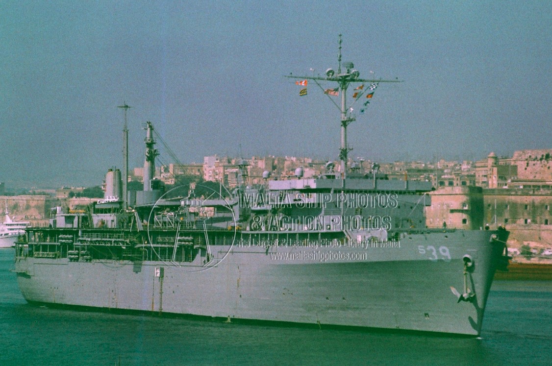 Shipguru's tweet photo. #AS39 #UnitedStatesNavy #SubmarineTender #USS #EMORY_S_LAND #leaving #grandharbourmalta - 12.05.2001 - https://t.co/nfgboxc3g3 - NO PHOTOS can be used or manipulated without our permission @USNavy @USNHistory @WarshipPorn @warshipworld @WarshipCam https://t.co/wFo5ZaHGN3