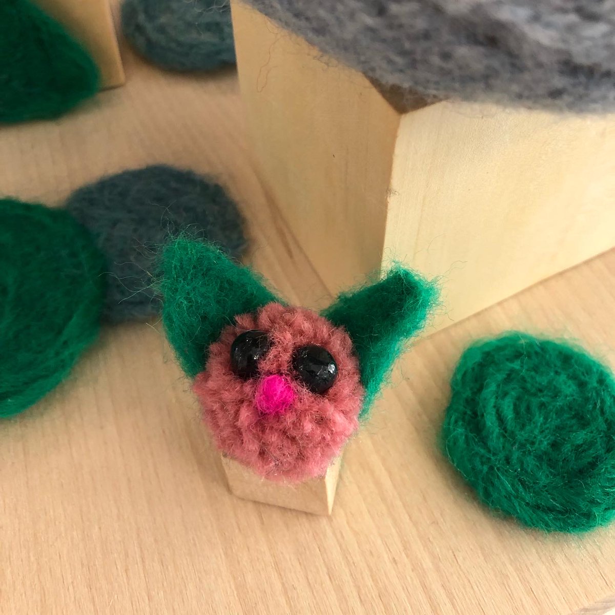 afoxonabox's tweet photo. Group Selfie 🙈 #feltedanimals
https://t.co/7w8MmgbOnM
#illustration #collectiblearttoy #artdoll #characterillustration #pompombird #3dwoolfelt #character #3dwoolsculpture #pompom #guineapigbear #fluffy #woolly #handmade #wool #feltedwool #behindthescenes #collectibletoy #toyart https://t.co/kv3u2IydXZ