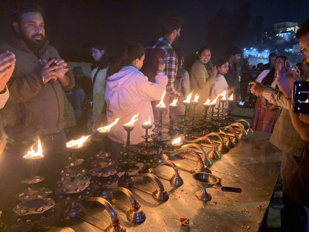 aparnavishwas's tweet photo. A very divine experience - Ganga Arti at Rishikesh. A celebration of life as the river flows -calm and deep!! #ideate@aparna https://t.co/Q4OlUYER4V
