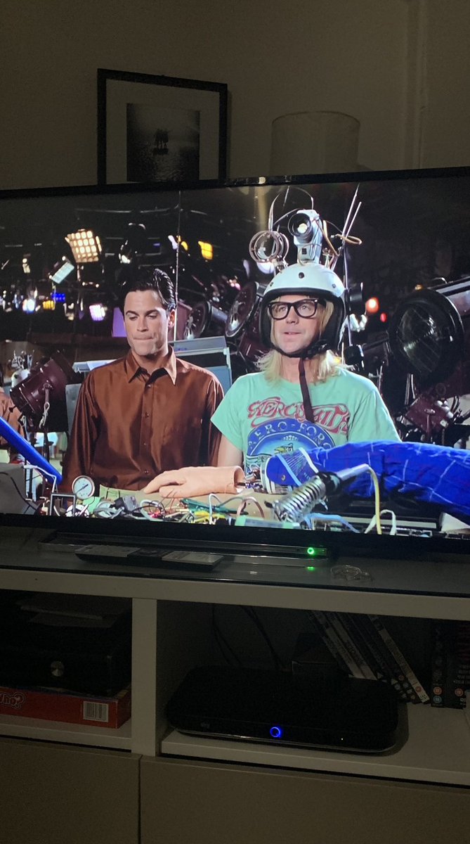 LOLALAFFS's tweet image. Can we just take a second to appreciate @danacarvey and the infinite multifaceted talent. Just listened to his #smartless ep and laughed my ass of, then this appears on UK Saturday night tv and my week is now complete! 🤘🏼#wefearchange @RobLowe