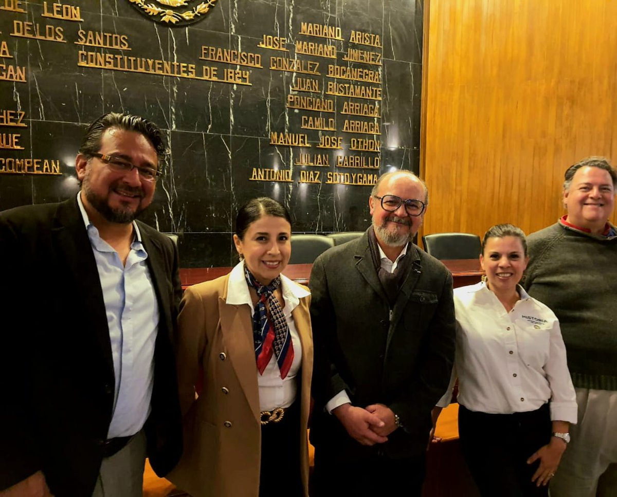 ArchivoSLP's tweet photo. Reseña gráfica de la conferencia del Dr. Armando Hernández Soubervielle sobre los 225 años de la construcción del Palacio de Gobierno.

#YaSeNota 
#PotosiParaLasYLosPotosinos 
#SecretariadeCulturaSLP 
#colsan https://t.co/dqv5xMgstE