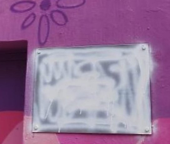 🏳️‍🌈🏳️‍⚧️ En diciembre decíamos, "podrán vandalizar las placas pero las volveremos a reponer todas las veces que sean necesarias". La placa del mural en homenaje a Isabel Torres se recuperará nuevamente.
#StopLGTBIfobia