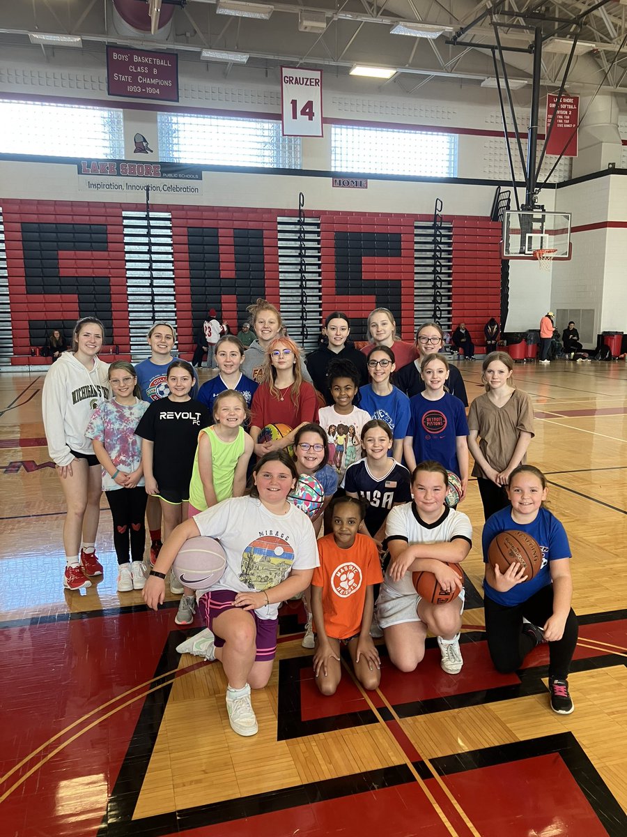 It was lots of fun teaching the fundamentals to these future basketball players of Lake Shore basketball! Big shoutout to the varsity squad for putting in the extra time and giving back to the community! #mylsps @lindsayjacob0 @Carlie70189939