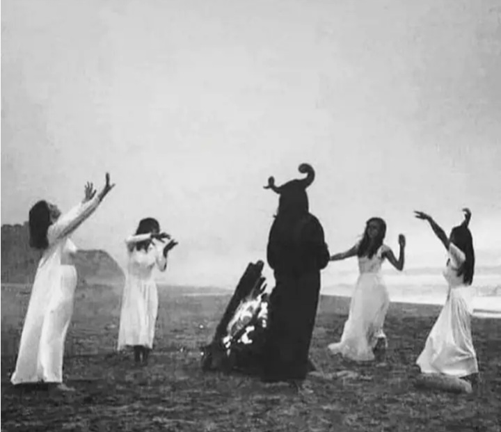folkhorrorforum's tweet photo. SWINGING SIXTIES-I found this graven image cut out of a newspaper,folded,&amp; used as a bookmark in a copy of Martin Chuzzlewit which I recently acquired from a pop up charity shop. It's dated 1964 and shows a pagan rite being performed near Leigh-on-Sea involving Herne the Hunter https://t.co/WIAFVGcFD7