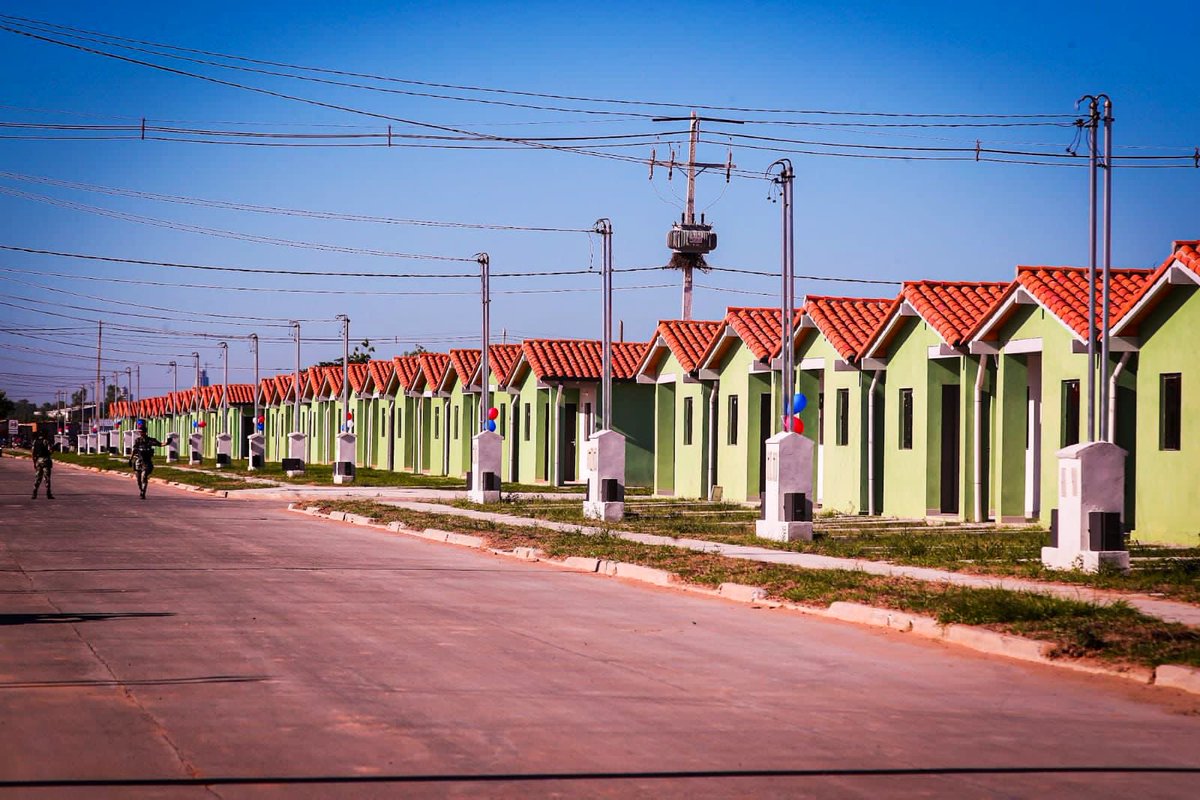 muvhpy's tweet photo. 🏘️ SAN BLAS
El equipo de la Coordinación General del programa #CheTapyi continúa este sábado, con la entrega de llaves a beneficiarios del Lindero de zona de obras del barrio.
¡Más familias con viviendas dignas! https://t.co/4y4UPDedOl