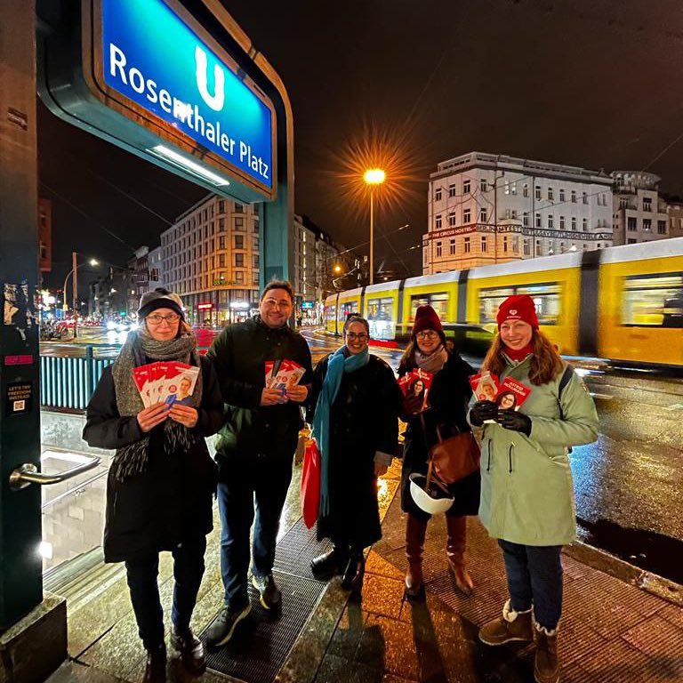 Geben alles mit <a href="/hollmannas/">Astrid Hollmann</a> <a href="/Melis_Berlin/">Melis Yeter</a> <a href="/DorotheaRiedel/">Dorothea Riedel</a> und <a href="/FlzBen/">Katrin Benzenberg</a> #ZusammenBerlin