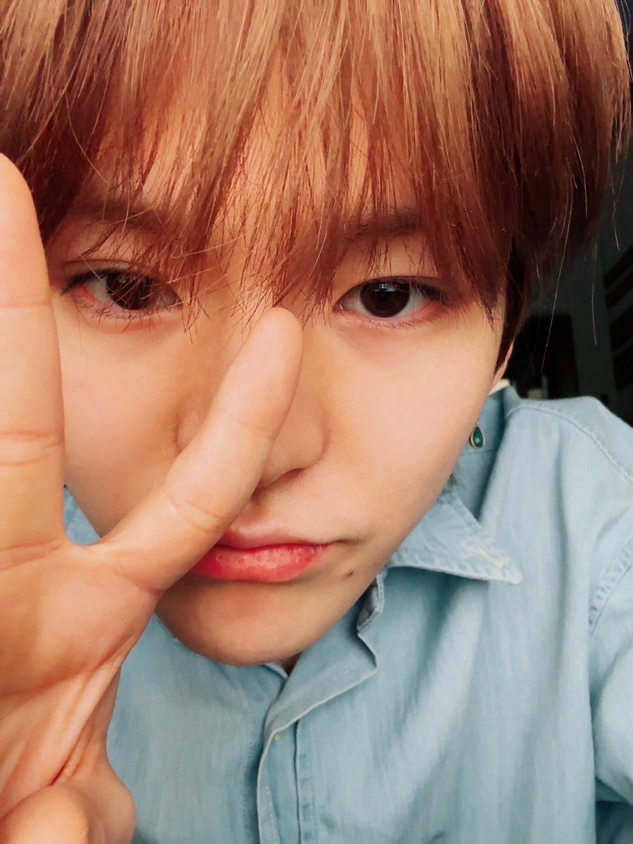 thclry's tweet photo. him with this posing ✌️ will always be a top tier https://t.co/CxaPSqmr9d