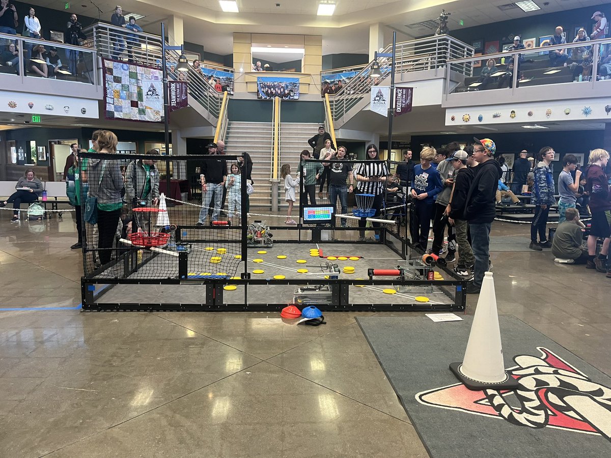 MrsDowning's tweet photo. Middle school students are spending their Saturday at the Altona Robotics Tournament. Collaboration at its finest. #strainstorm @ICSVVSD @SVVSD @JacobRobertsCO @AltonaAP https://t.co/M5JsJYhKsP