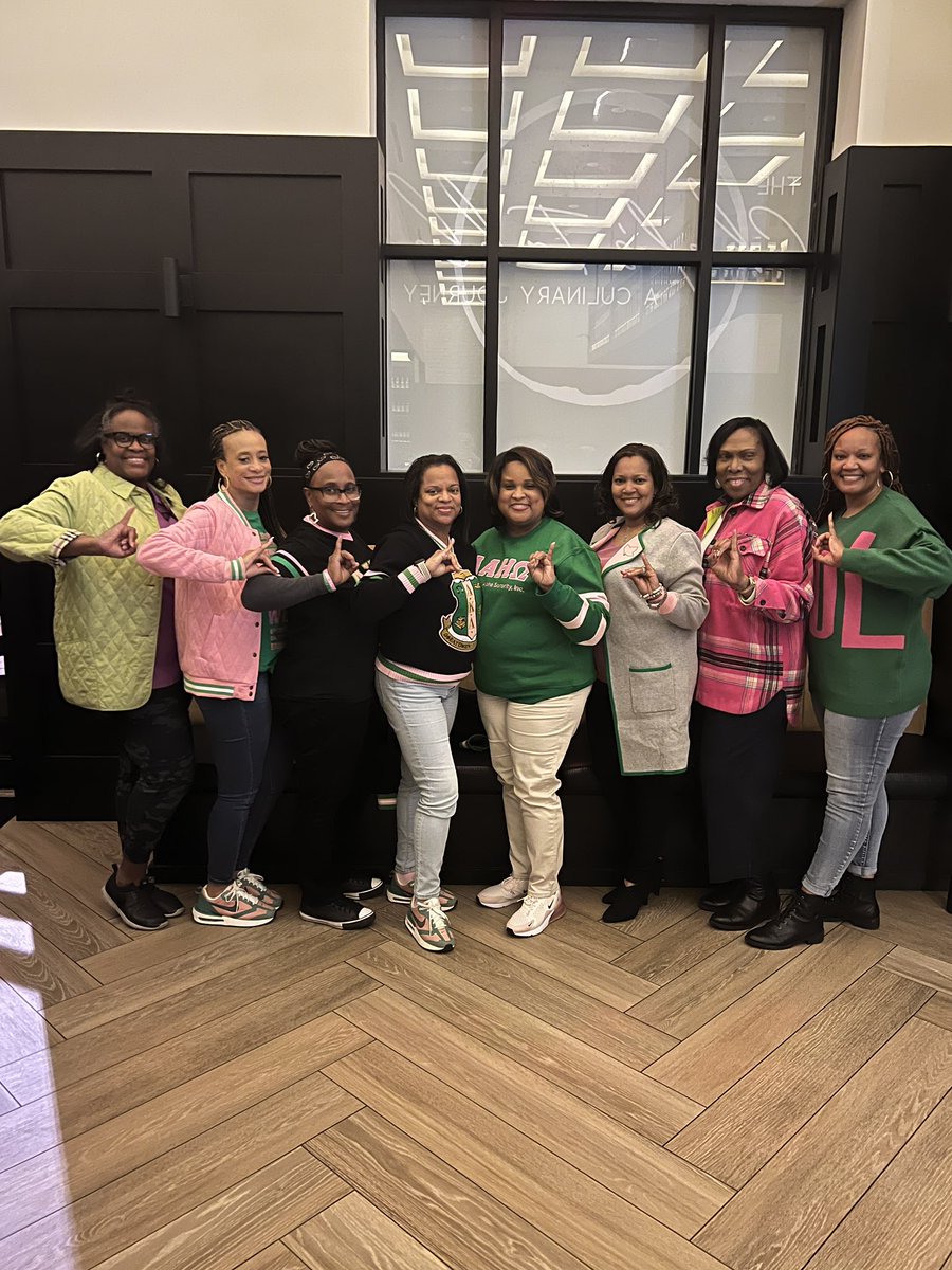 TiffTweets1014's tweet photo. Fun times hanging with my @KleinISD sorority sisters last night! Can’t wait for the next meet up! 💞💚 #KleinAKAs #AKA1908 #educAKAtors #AKAeducators https://t.co/c0GWIfURXp