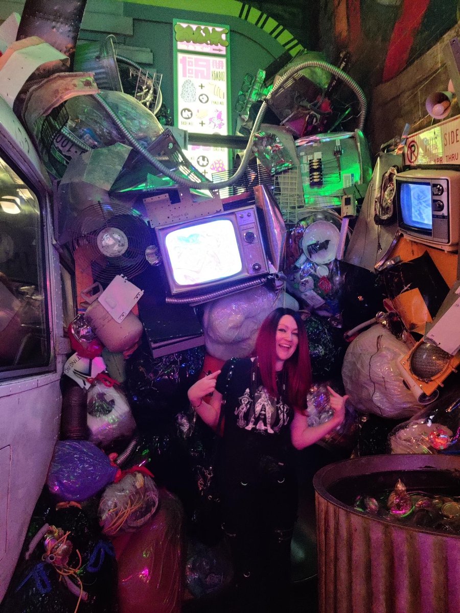 SFameless's tweet photo. These weather shifts have my face all fucked up and I've been feeling like trash. That being said, here's me in the trash pit I belong in at @MeowWolf in Denver last year. #onewiththetrash Whole place had me reminiscing on #shadowrun adventures 🖤 https://t.co/aGST8uF1l5