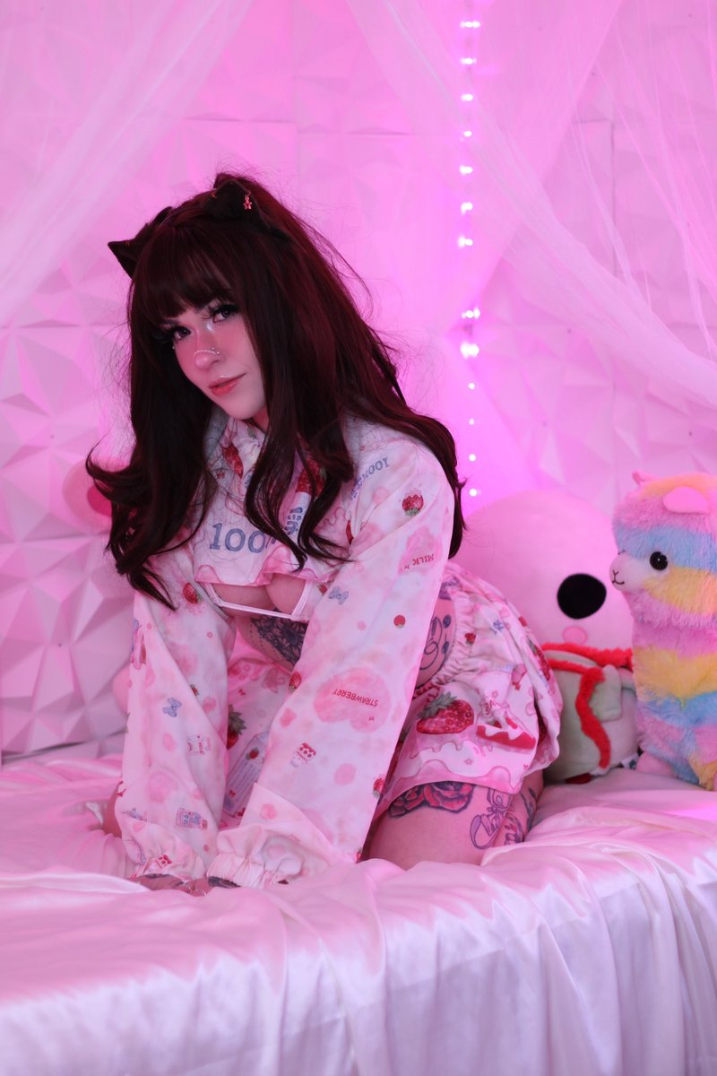 Elle on Twitter: "RT @holofox69: I don’t dress like this often anymore. 👀"