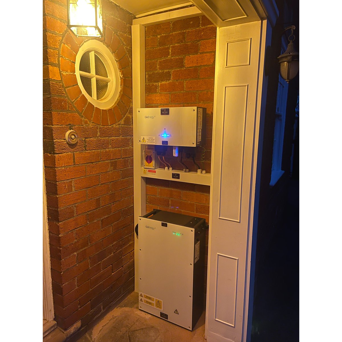 MOwenElectrical's tweet photo. 9.5kW battery storage installed at a domestic property earlier this month. Client now able to store the excess PV generation throughout the day and utilise this stored energy throughout the evening &amp; early mornings. #GivEnergyApprovedInstaller #BatteryStorage #SolarPV #Renewables https://t.co/3zJVWTHQDa