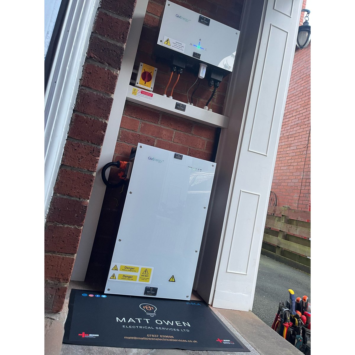 MOwenElectrical's tweet photo. 9.5kW battery storage installed at a domestic property earlier this month. Client now able to store the excess PV generation throughout the day and utilise this stored energy throughout the evening &amp; early mornings. #GivEnergyApprovedInstaller #BatteryStorage #SolarPV #Renewables https://t.co/3zJVWTHQDa