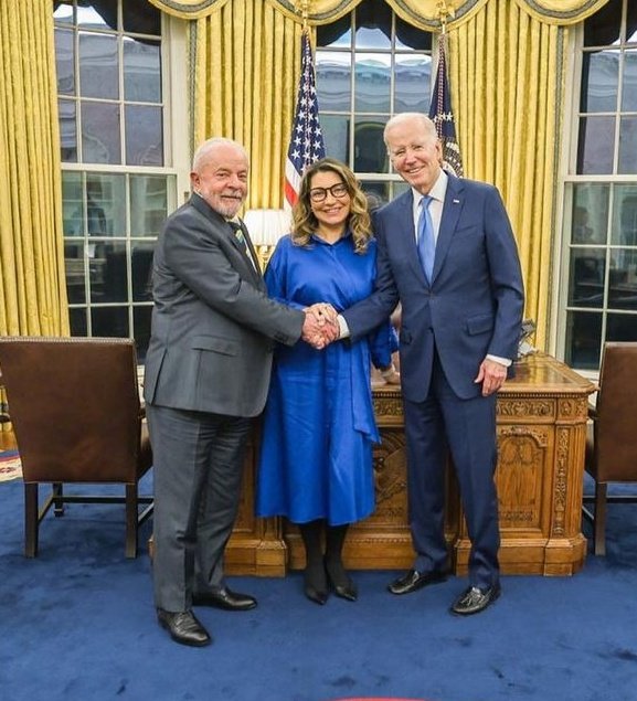 darcioramalho's tweet photo. O cúmulo do ridículo. 🤦🏻‍♂️
A mulher quer holofotes, quer se aparecer. 🙄🙄🙄🙄🙄
O que é que a Janja tem que se meter na frente da foto dos dois aí? 🤡🤮
NÃO TEM COMPOSTURA, NÃO É FINA E MUITO MENOS EDUCADA.
Saudades da Michele! 😭 https://t.co/icH5b0Dkyf