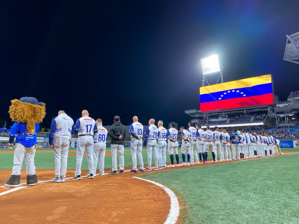 leones_cbbc's tweet photo. Fueron muchos los objetivos alcanzados, los récords establecidos, entregamos el alma en cada juego desde el terreno, oficina, fanáticos en gradas y hogares, juntos hicimos todo esto posible.

Juntos… LEONES DEL CARACAS 
Juntos… LEONES DE VENEZUELA 

Nos vemos en octubre 🇻🇪🦁⚾️ https://t.co/YonpbnhvhE