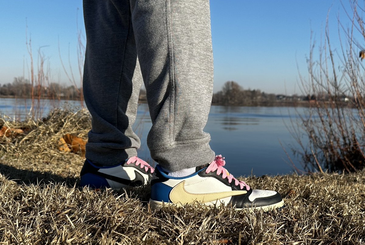 I love being on the @ColumbiaRiver and being on vacation. #kennewick #anniversary #kotd #TS #AJ1 #OGLow #fragment #wearyoursneakers #yoursneakersaredope #pinklaces #snkrsliveheatingup